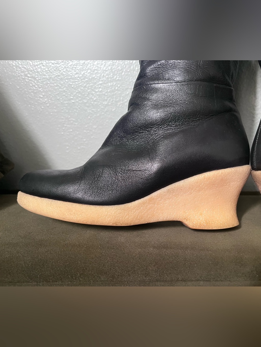 CHANEL Black Leather calf high Boots with Beige Wedge Sole and Fur lining - Picture 6 of 15